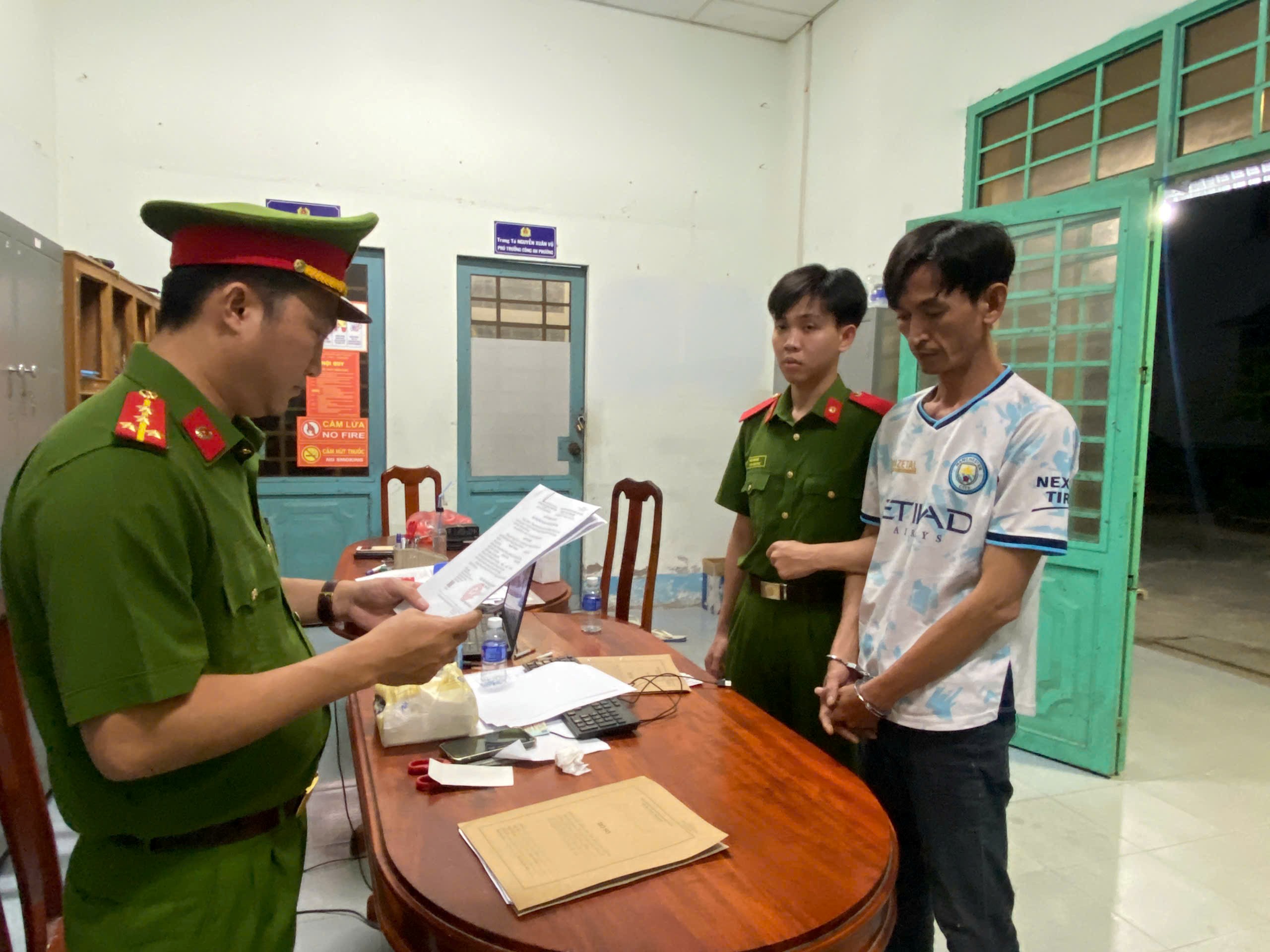 Đối tượng Quí nghe đọc lện tạm giữ