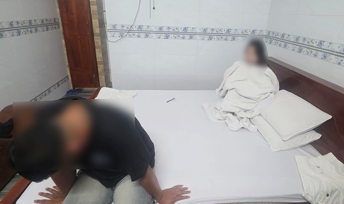 Đối tượng mua bán dâm bị bắt tại nhà nghỉ