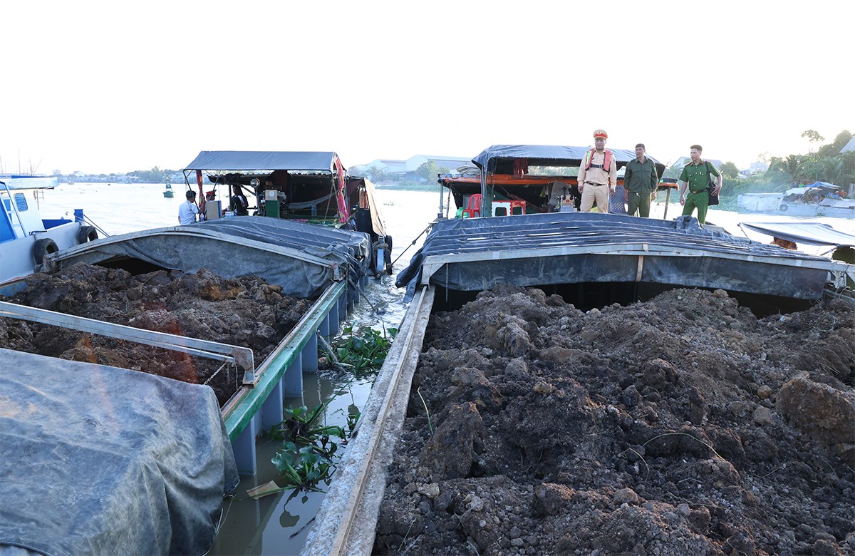 Lực lượng CSGT kiểm tra phương tiện