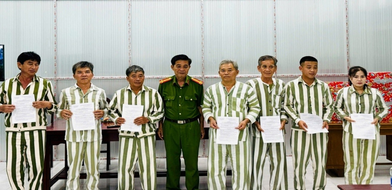 Đ.c Hồng trao quyết định giản chấp hành án phạt tù