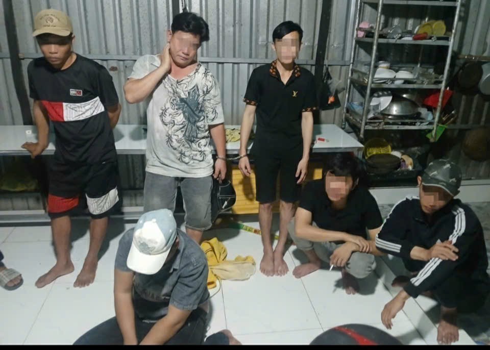 06 đối tượng tham gia đánh bạc