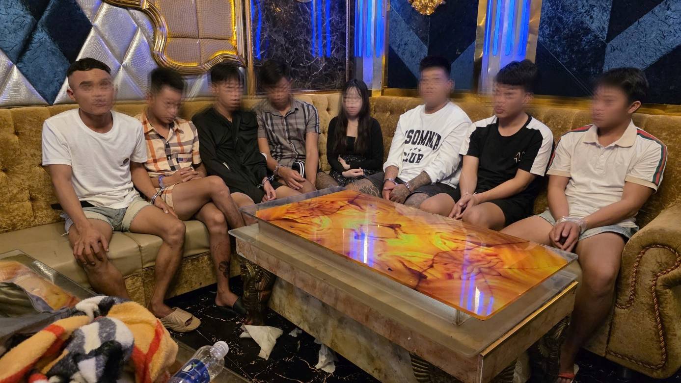 08 đối tượng tại phòng VIP 8888