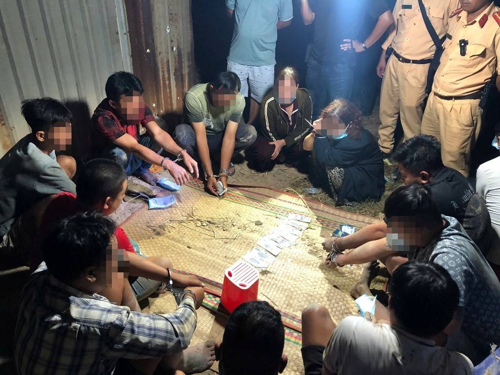 13 đối tượng đánh bạc bị bắt