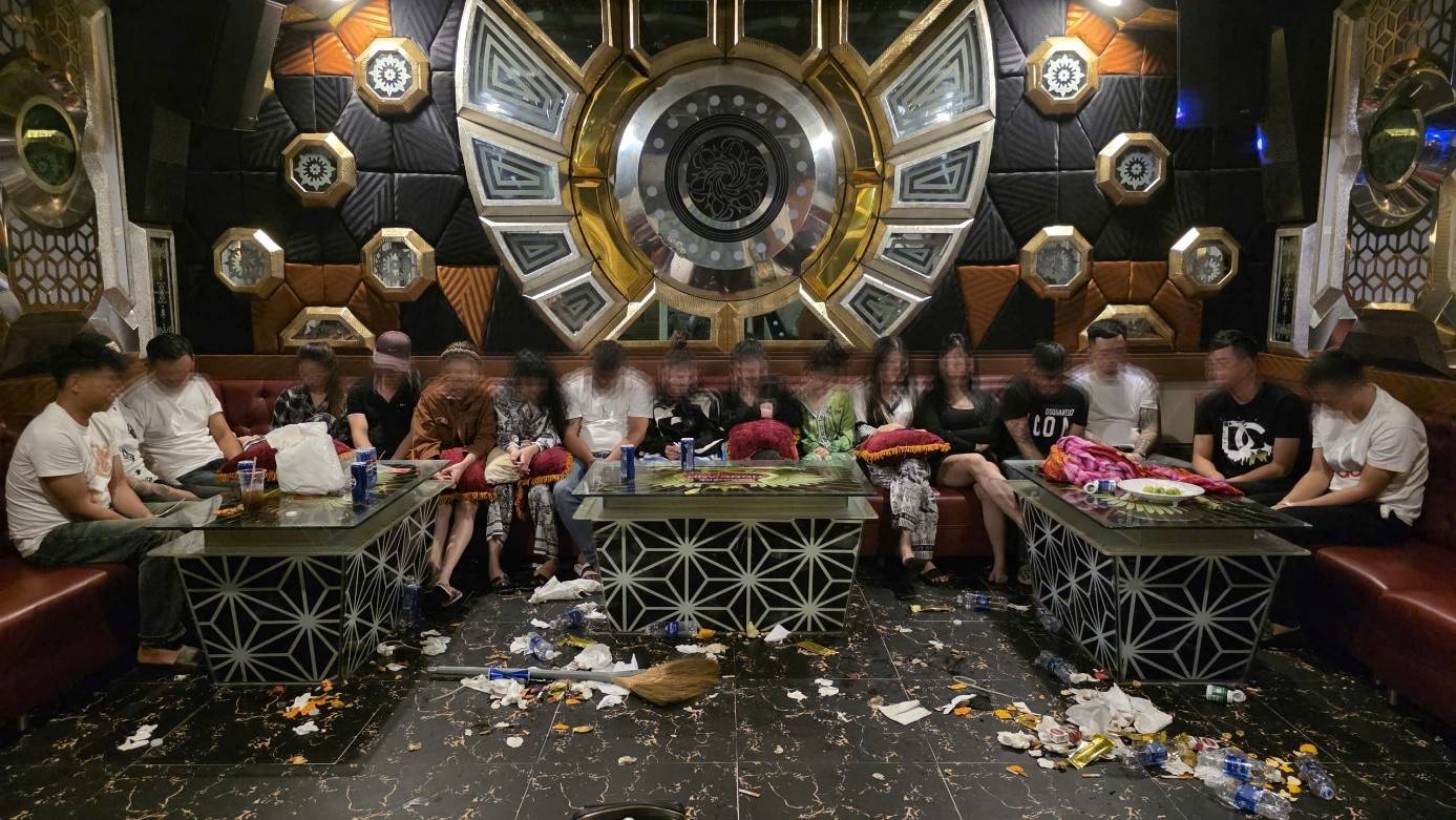 16 đói tượng tại phòng VIP9999