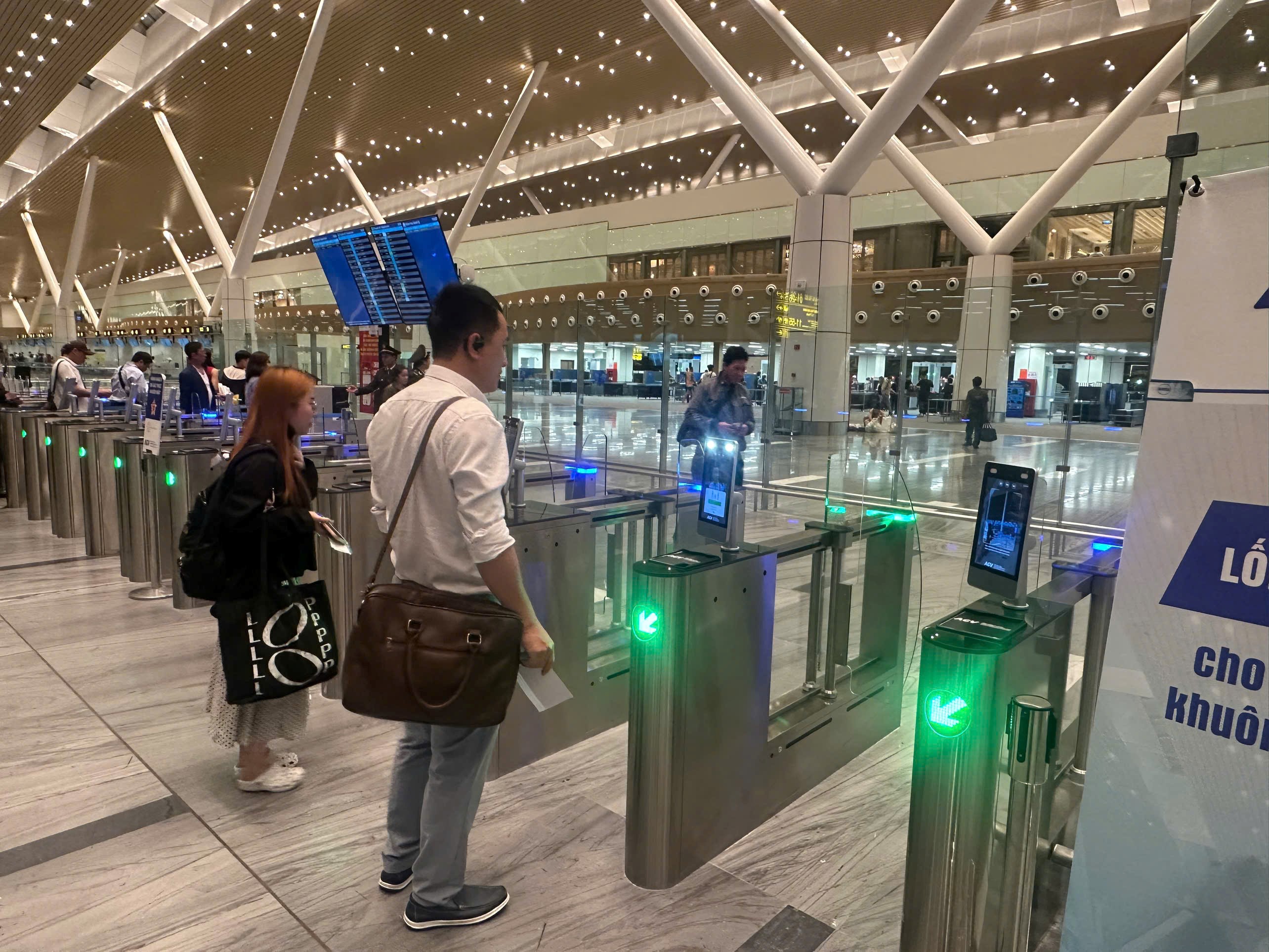 Từ 01/12/2025 tất cả hành khách đi máy bay nội địa không có hành lý ký gửi  sẽ làm thủ tục hàng không, kiểm tra an ninh, lên tàu bay bằng VNeID |