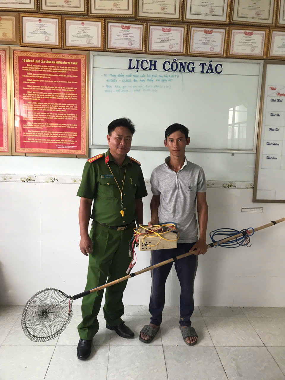 Công an xã vận động người dân giao nộp động vật hoang dã và dụng cụ xung điện dùng để khai thác thủy sản