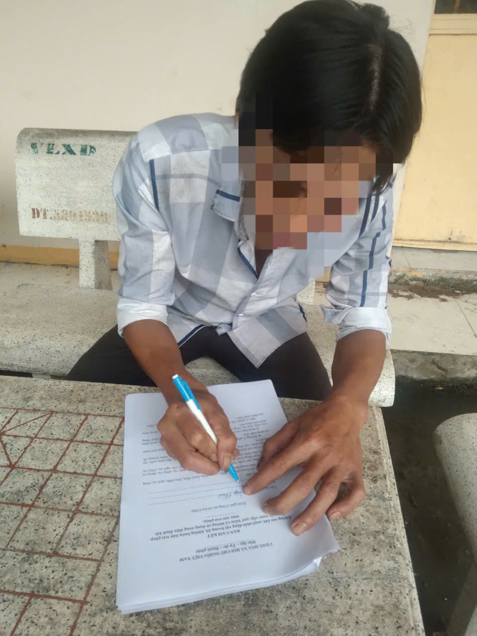 Người dân viết cam kết