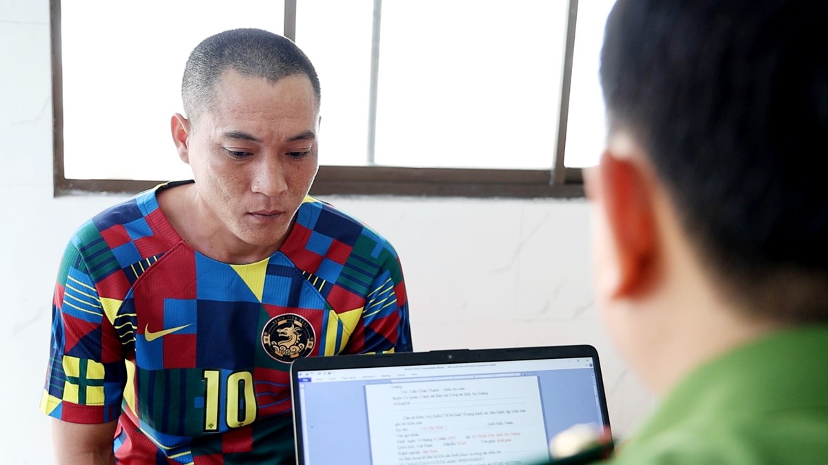 Bị can Phút tại cơ quan Công an