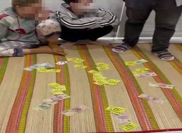 Các đối tượng đánh bạc cùng tang vật