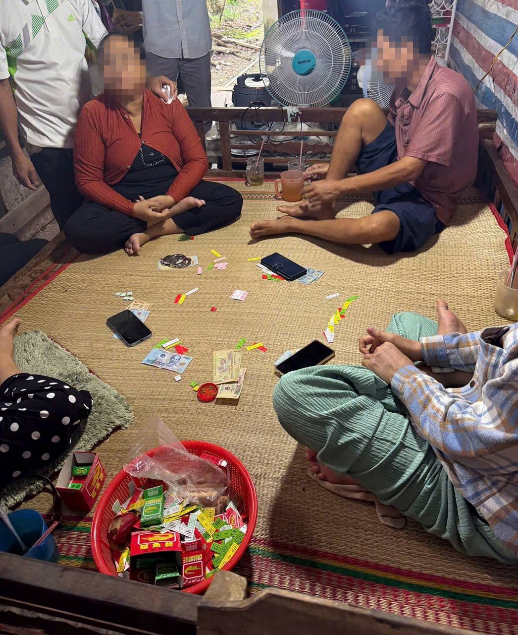 các đối tượng cùng tang vật