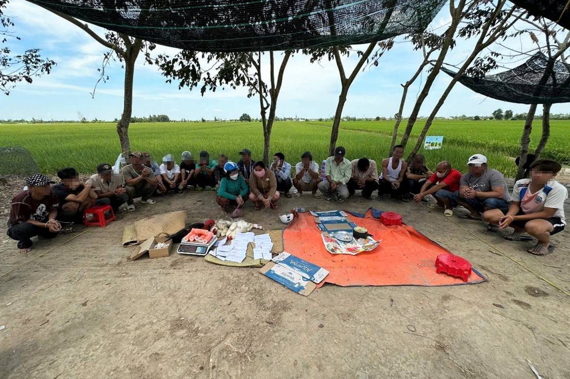 Các đối tượng đánh bạc cùng tang vật