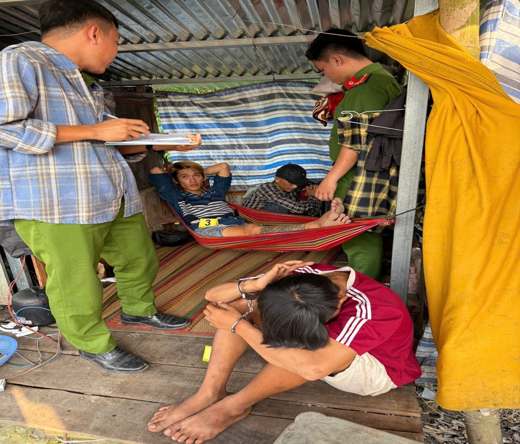 Các đối tượng tại hiện trường