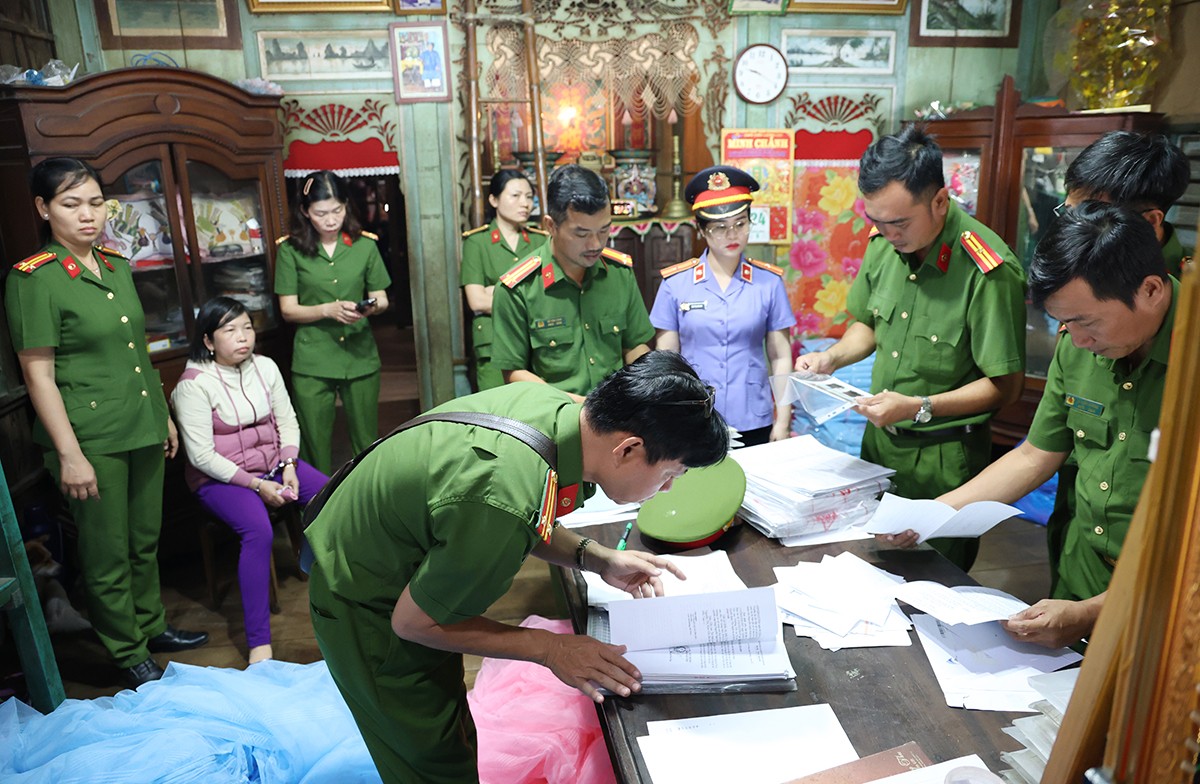 Khám xét nơi ở của Chi