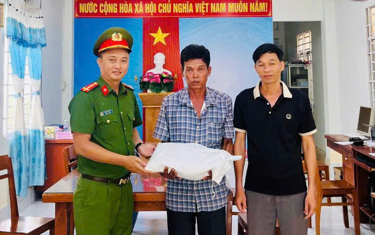 Người dân đến giao nộp được nhận quà từ lực lượng chức năng