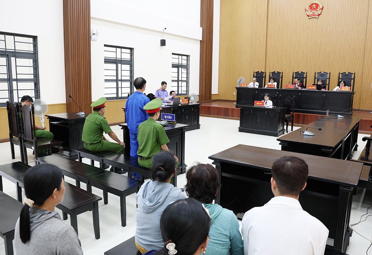 Quang cảnh phiên tòa