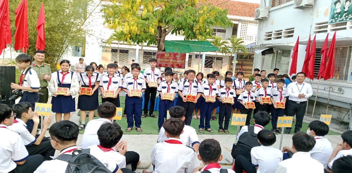 Tặng quà cho các em học sinh