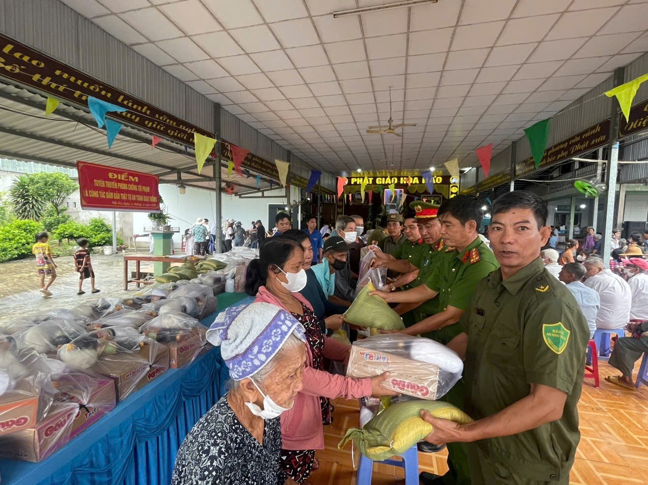 Lục lượng CAX tặng quà