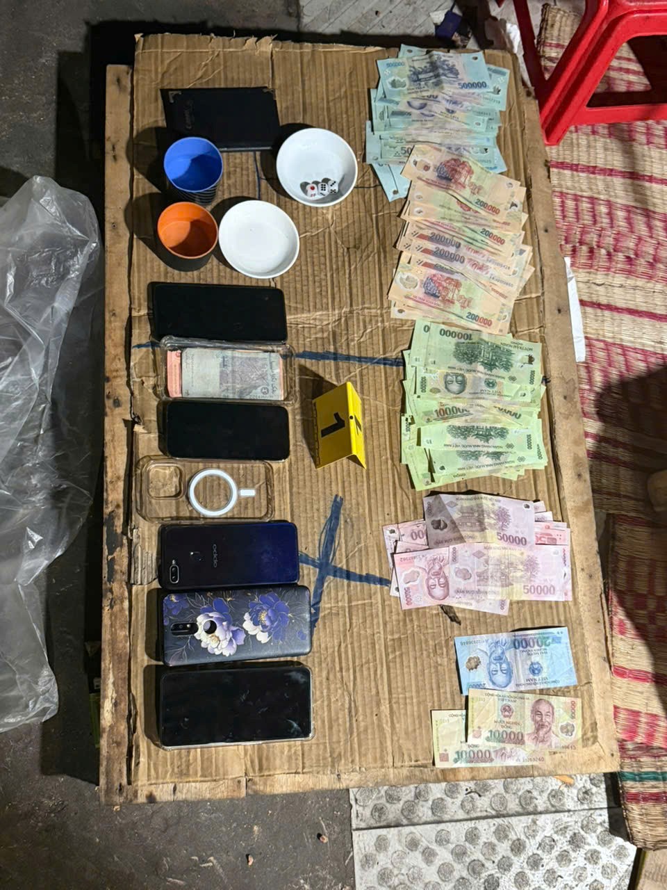 tang vật thu giữ tại hiện trường