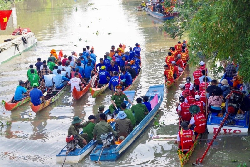 Toàn cảnh buổi đua ghe ngo