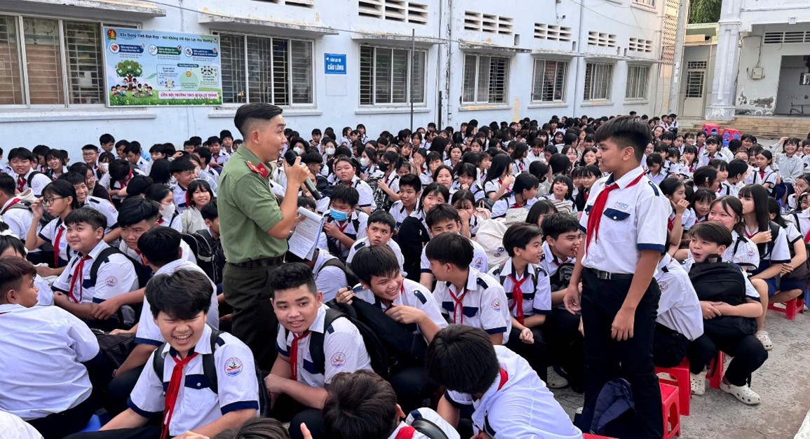 Giao lưu với cac em học sinh