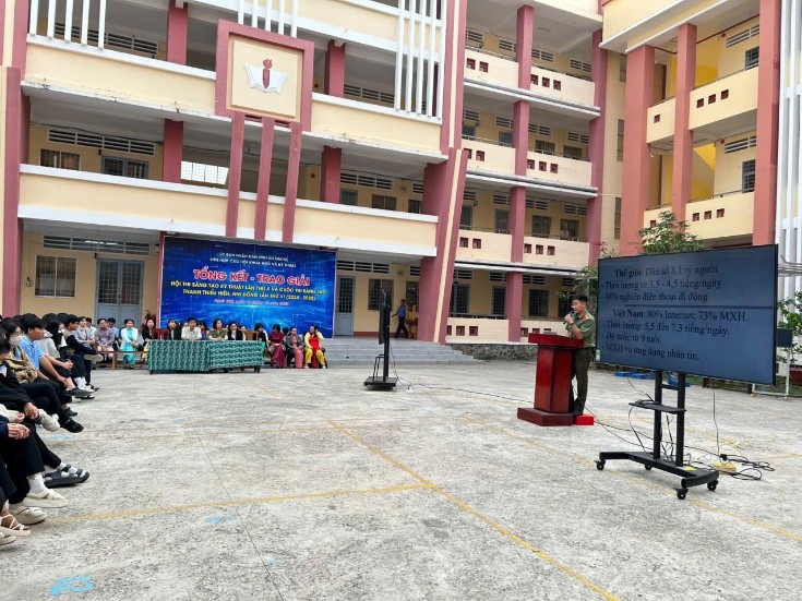 Tuyên truyền viên thông báo các thủ đoạn