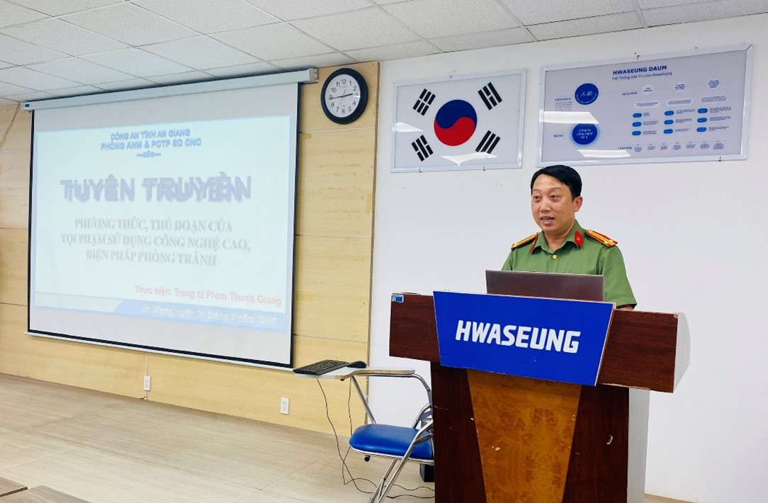 Cán bộ tuyên truyền cho nhân viên]