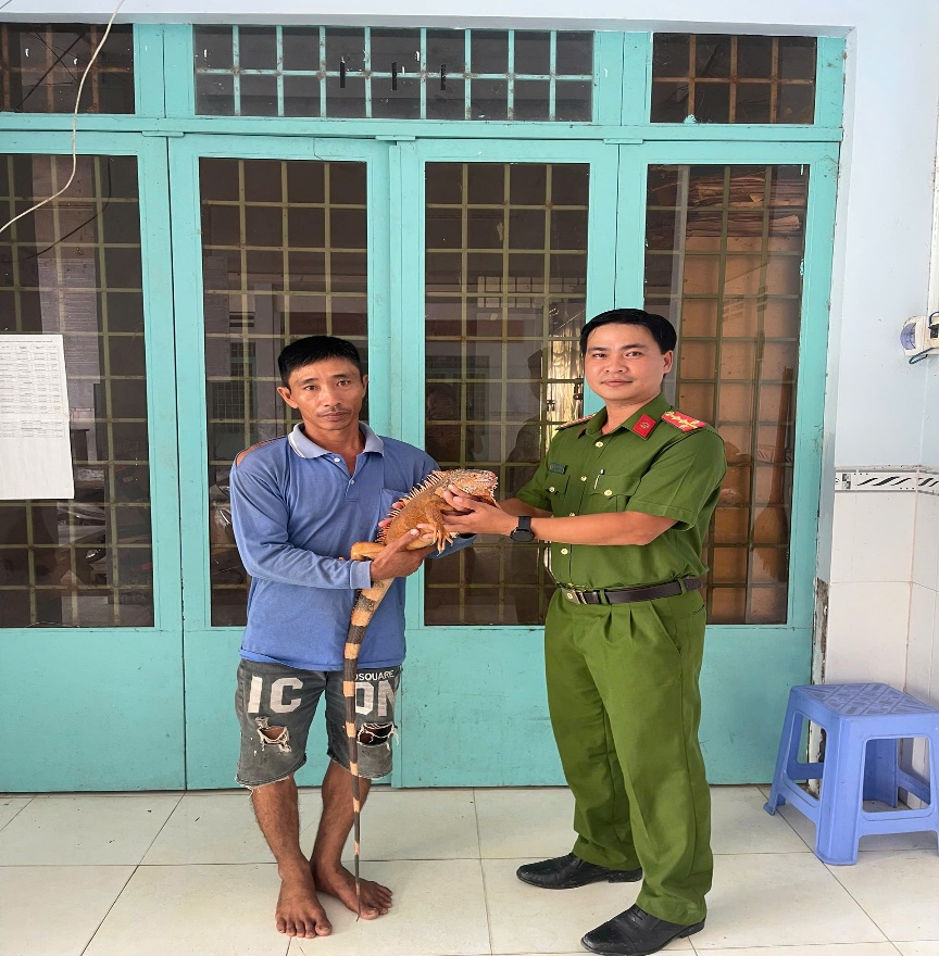 Công an xã vận động người dân giao nộp động vật hoang dã và dụng cụ xung điện dùng để khai thác thủy sản