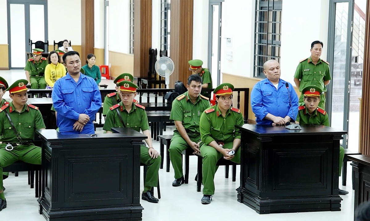 Bị cáo Phúc và Luân tại tòa