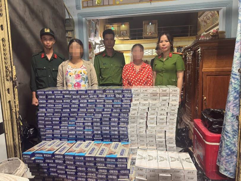 Các đối tượng cùng tang vật thuốc lá