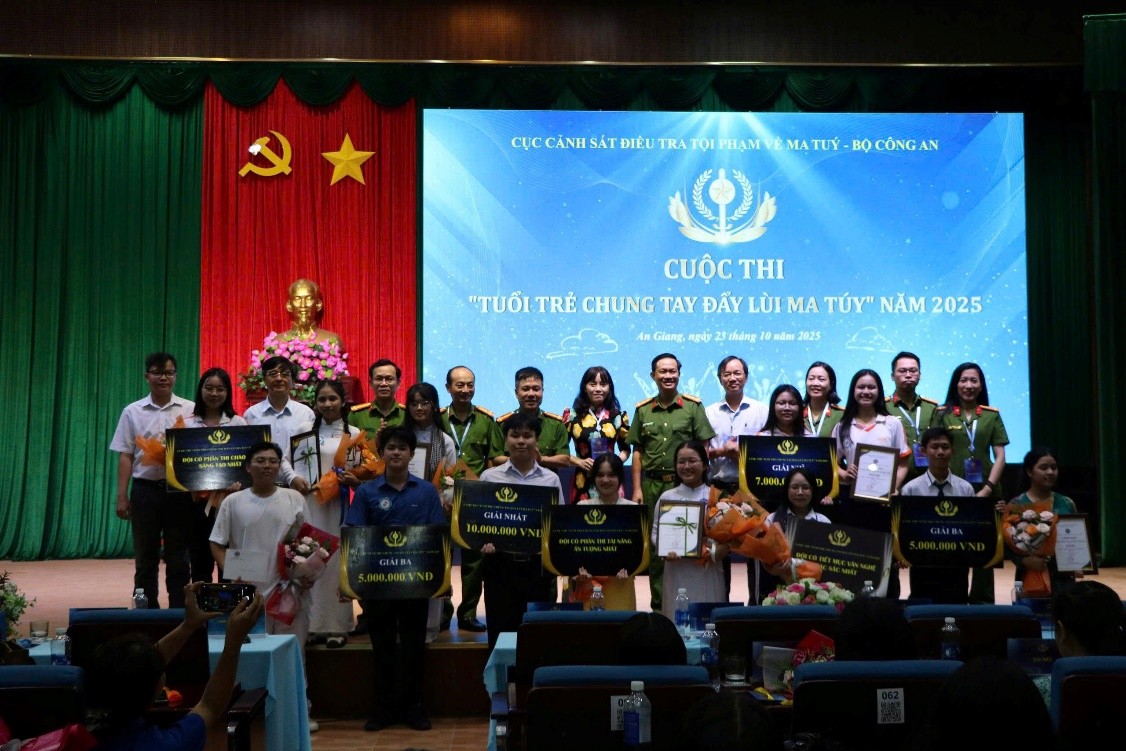 Trao giải cho các đội đạt giải