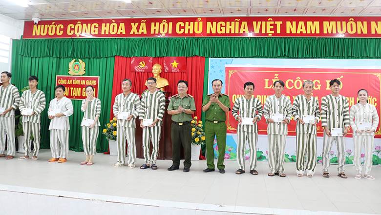 Description: E:\BICH TRAM\NAM 2025\PC11\1-5 TRAO QUY DINH DAC XA CUA CHU TICH NUOC\A4.jpg