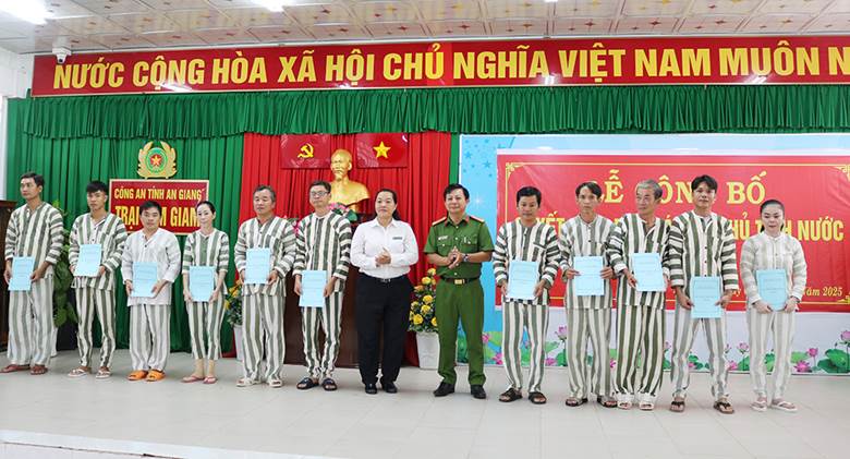 Description: E:\BICH TRAM\NAM 2025\PC11\1-5 TRAO QUY DINH DAC XA CUA CHU TICH NUOC\A2.jpg