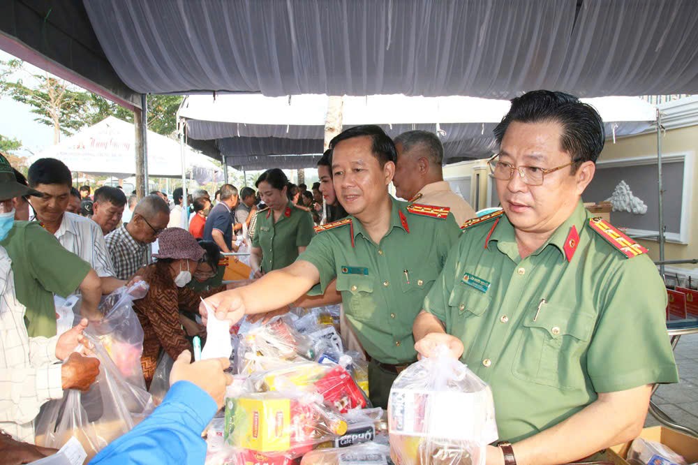 Description: F:\NAM 2025 QUYNH MAI\cho1.jpg