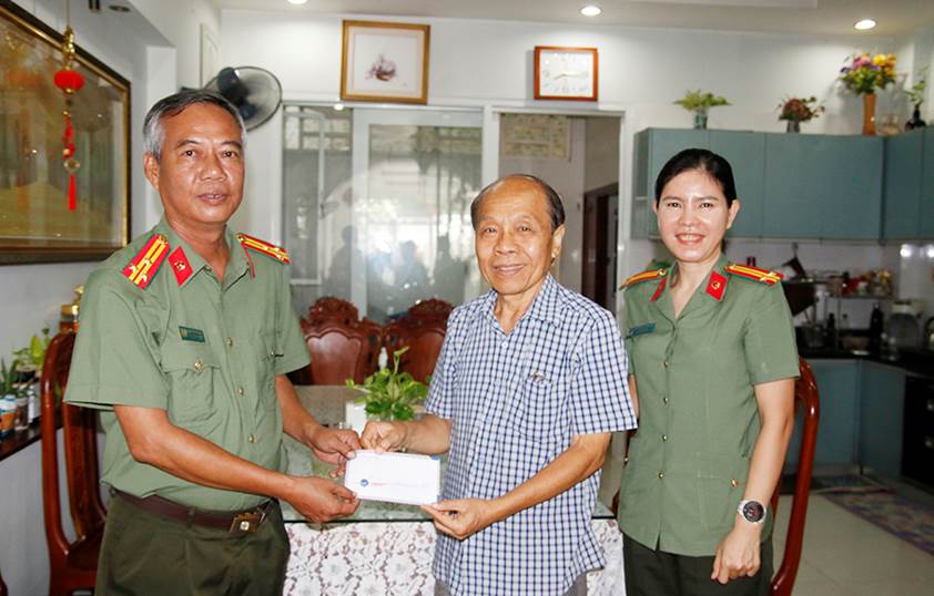 Description: E:\BICH TRAM\NAM 2025\PX03\20-6 THAM HOI TANG QUA LD PHU TRACH TUYEN TRUYEN\A.jpg