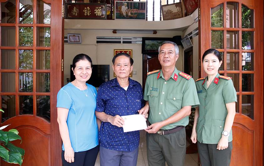 Description: E:\BICH TRAM\NAM 2025\PX03\20-6 THAM HOI TANG QUA LD PHU TRACH TUYEN TRUYEN\A1.jpg