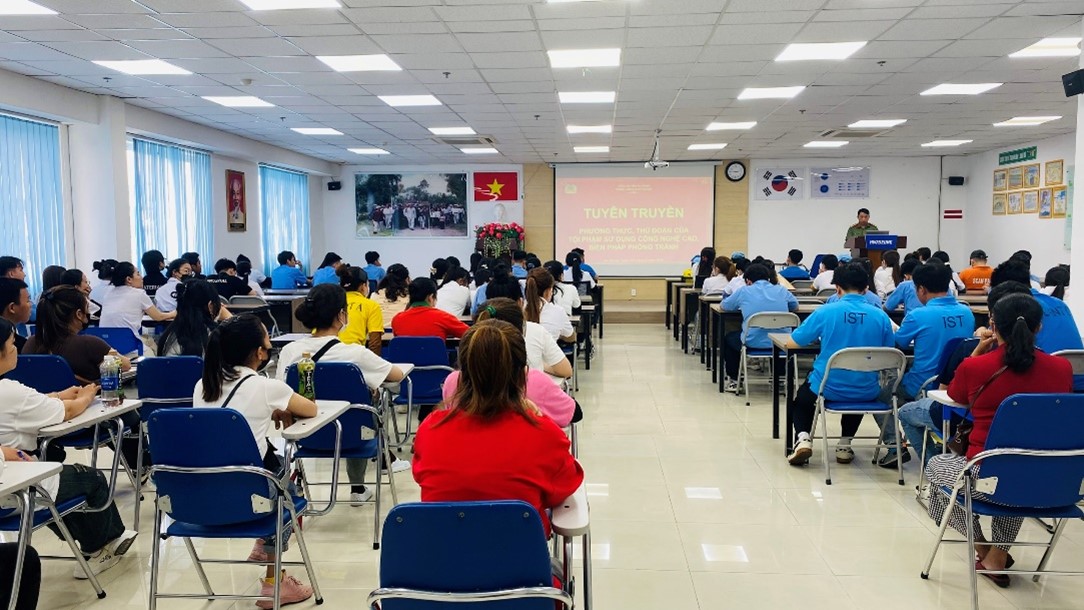 Nhân viên và người lao động tại buổi tuyên truyền