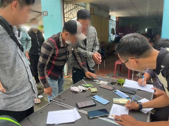 Tang vật thu giữ của 11 đối tượng