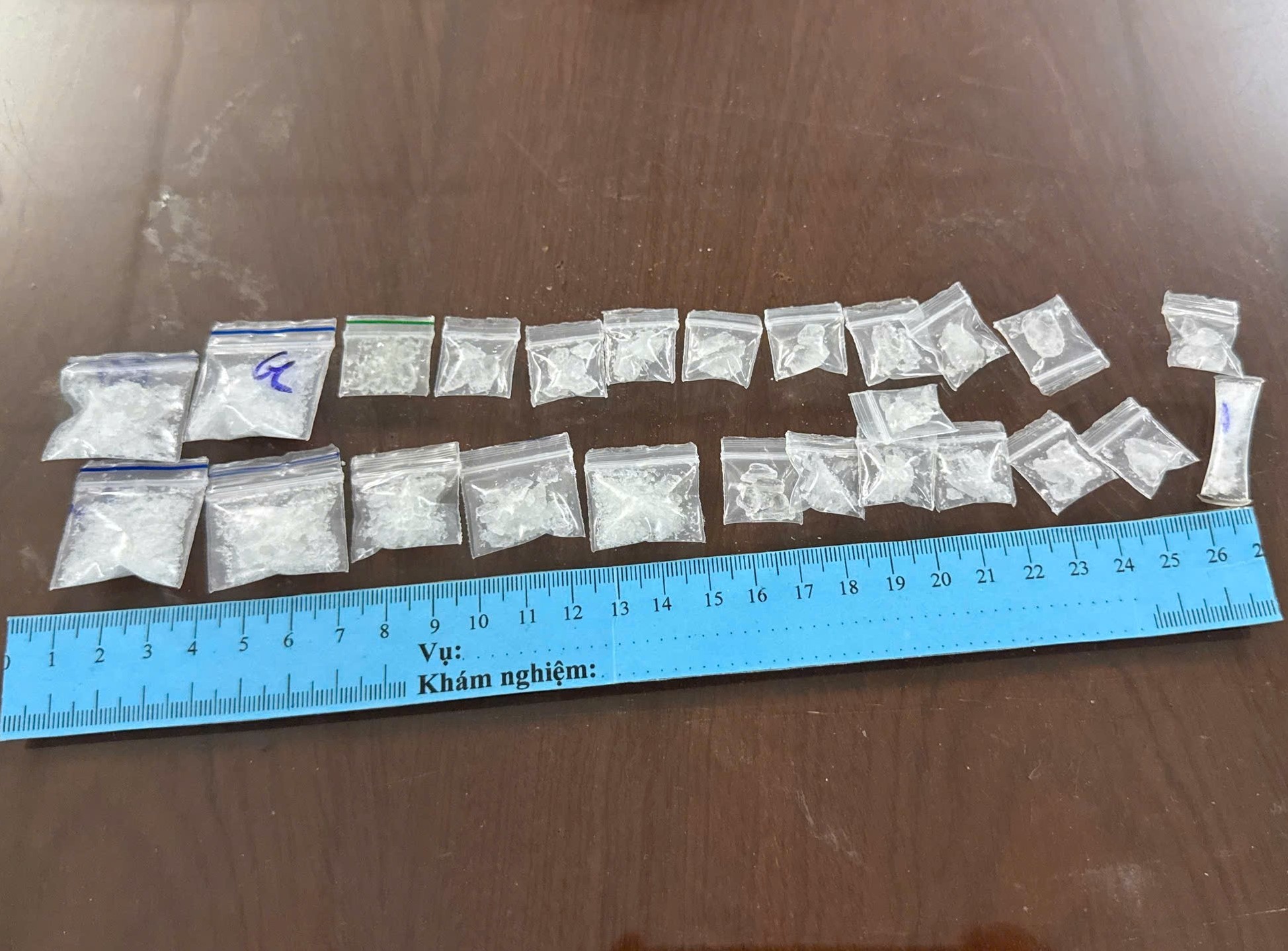 Tang vật thu giữ từ 03 đối tượng